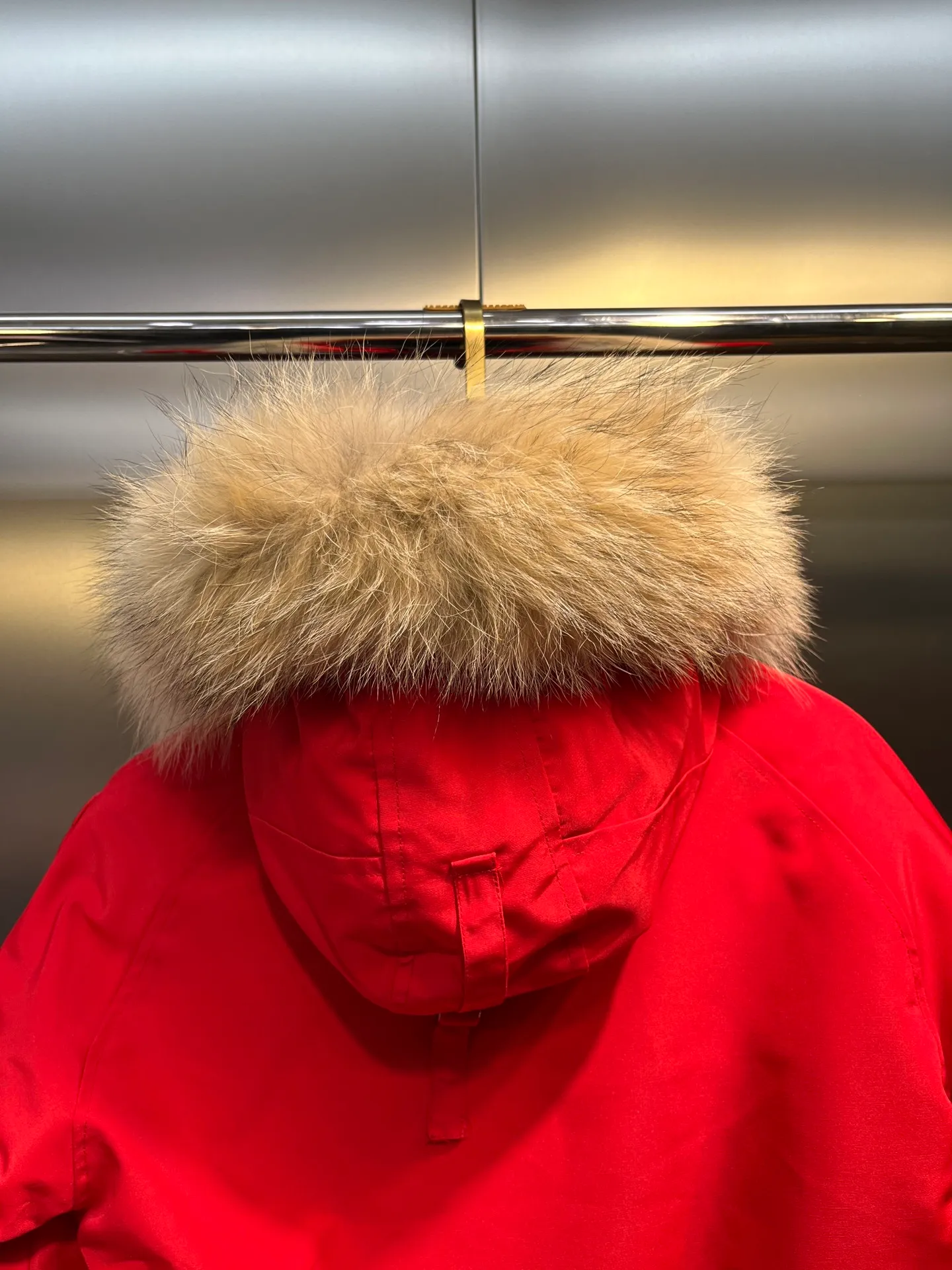 P780 CANADA GOOES 02 model Chilliwa bomber jacket 02 model, chosen by Arctic and Antarctic scientific expedition teams as their cold-proof equipment, the Rolls-Royce of down jackets. ➖ Industry-leading anti-counterfeiting chip sensing. ➖ Imported Behringer embroidery machines and customized embroidery labels, the highest level and industry leading. ➖ Imported Korean 21-count polyester-cotton blended original fabric, TC85 waterproof coated fabric, water-repellent, windproof and wear-resistant. ➖ The new national standard 80 white duck down is filled with an average of 520 grams of down. The amount of down filled is industry-leading. ➖ 100% nylon lon lining with double double-layer sealing design to prevent velvet running, seamless thread design on cuffs! ➖ Western Canadian Green Wolf Collar. ➖ Yoshida YKK provides original factory-customized electroplated sliders. YKK two-way lockable zippers are tight and smooth and do not peel off paint. ➖ 3M composite Velcro is durable and the accessories and hardware are all custom-made. Note: Our copywriting is only simple and clear. Instead of bragging about the copywriting, it is better to compare and understand with samples. Only for the purest, most focused, most professional, highest quality, and highest sex!  size：xs-xl